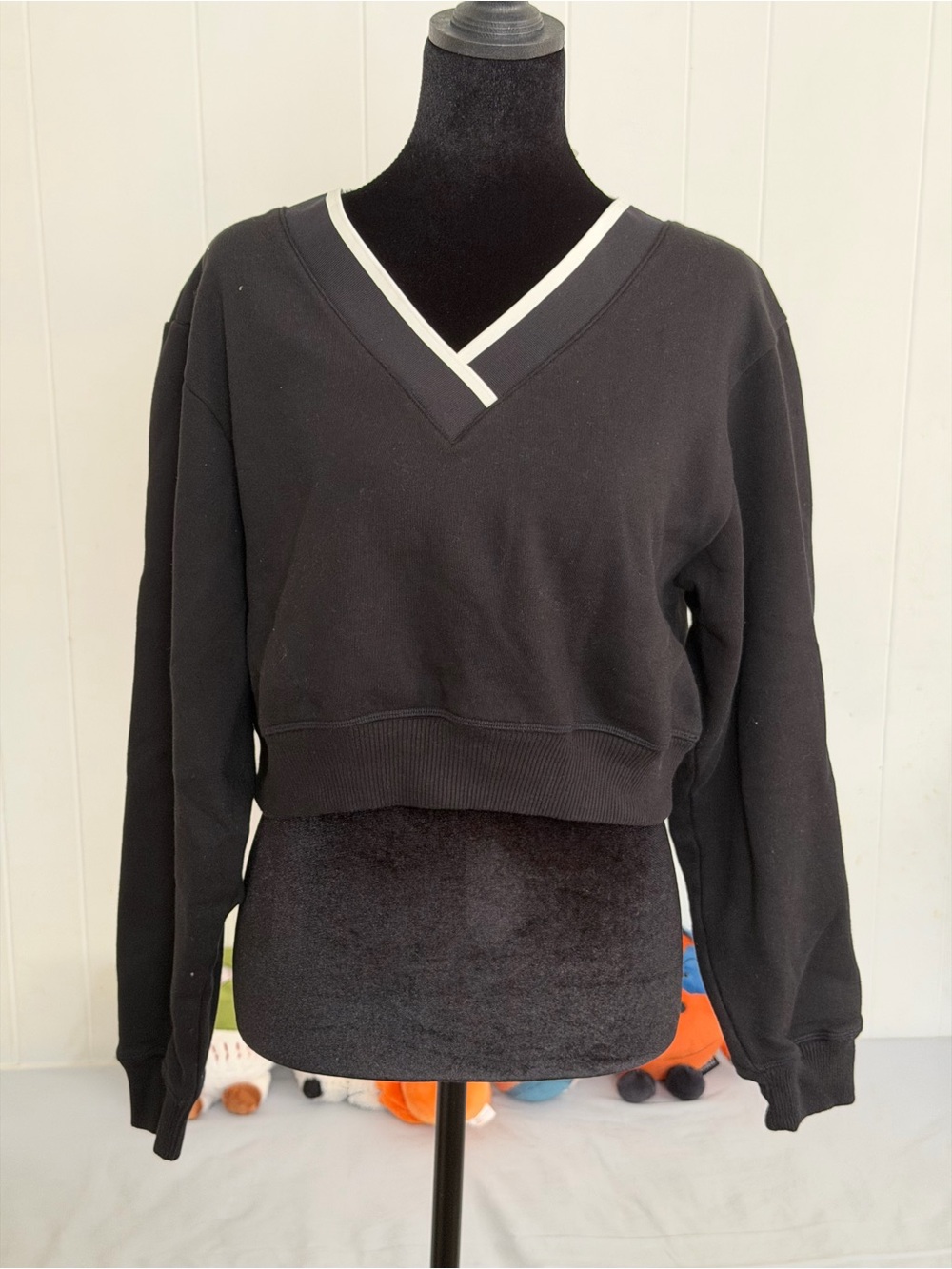 Black V-Neck Cropped Sweater with Contrast Trim size XS - Picture 1 of 1